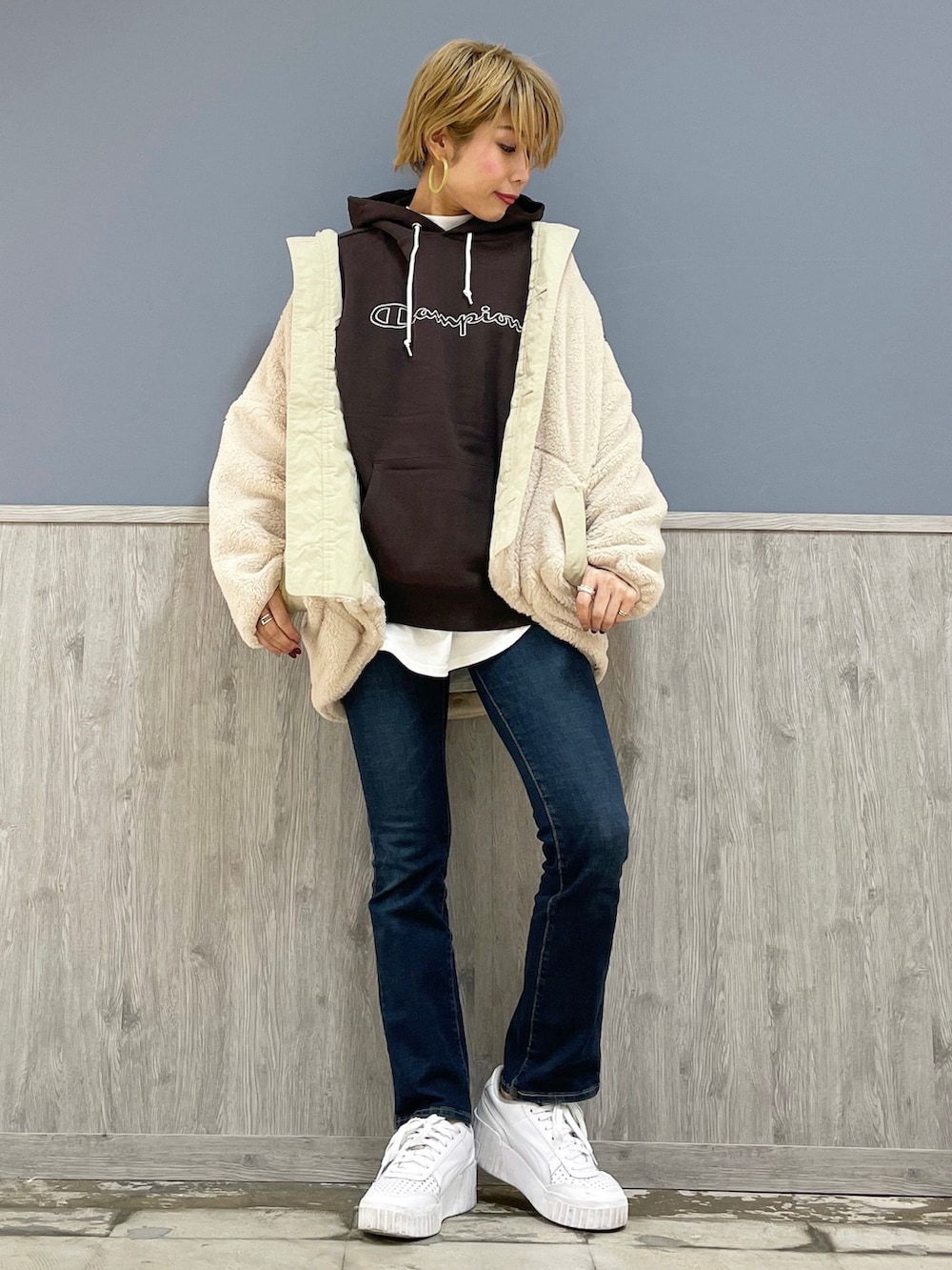 ブルー系のその他パンツ、ホワイト系のシューズ、ブラウン系のパーカーを着用したレディースの秋コーディネートの3枚目の写真