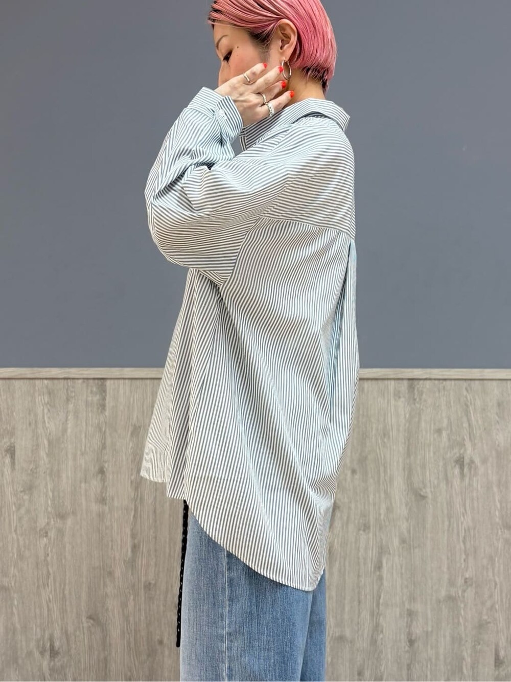 ホワイト系のシャツ/ブラウス、ホワイト系のTシャツ/カットソー、ブルー系のデニムパンツを着用したレディースの春コーディネートの7枚目の写真