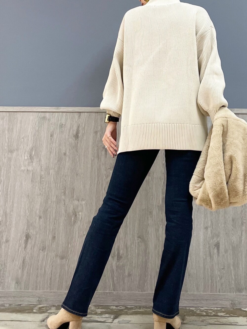 ホワイト系のニット/セーター、ブルー系のその他パンツを着用したレディースの秋コーディネートの3枚目の写真
