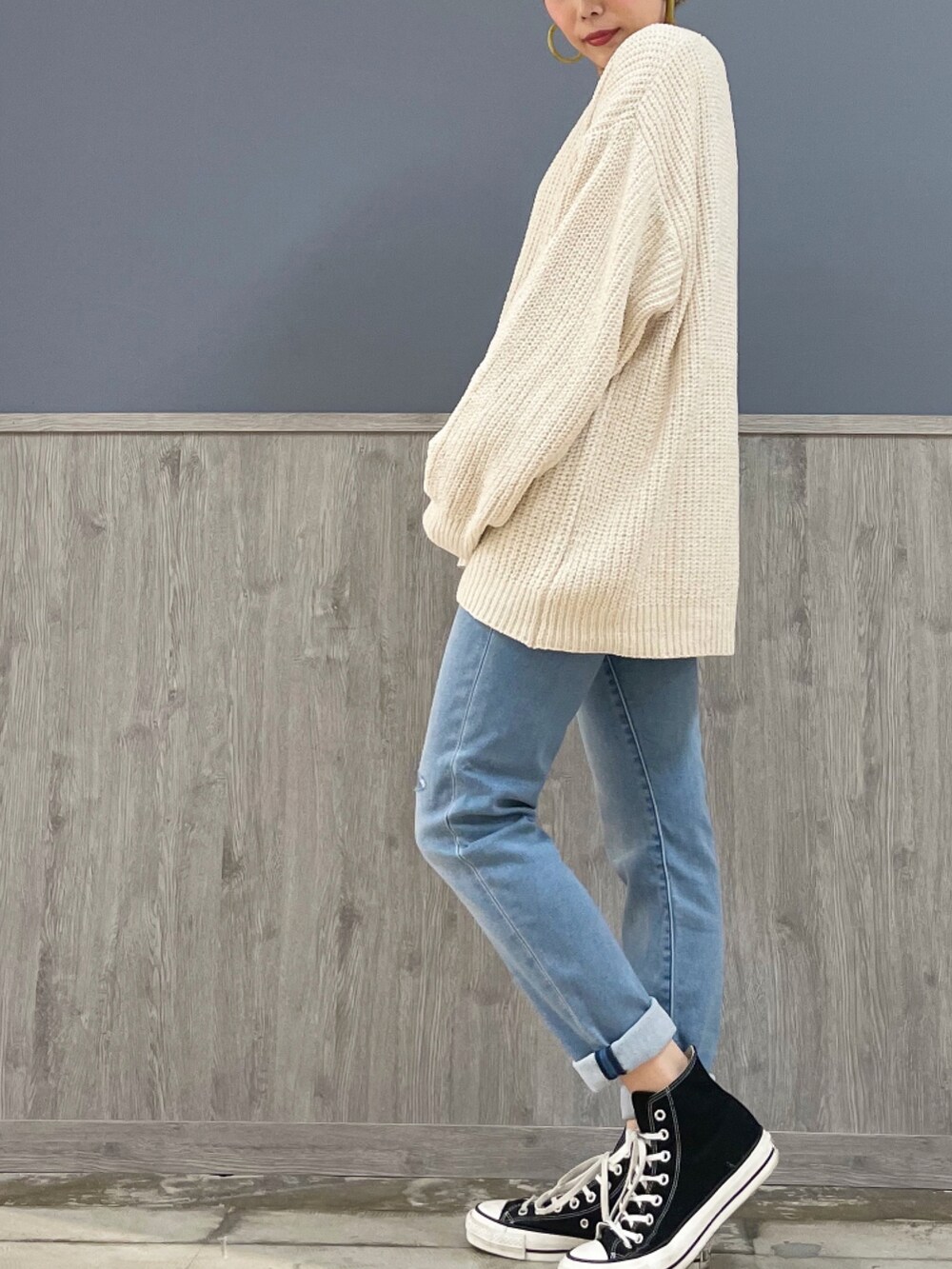 ブルー系のデニムパンツ、ブラック系のスニーカー、ブルー系のシャツ/ブラウスを着用したレディースの秋コーディネートの2枚目の写真