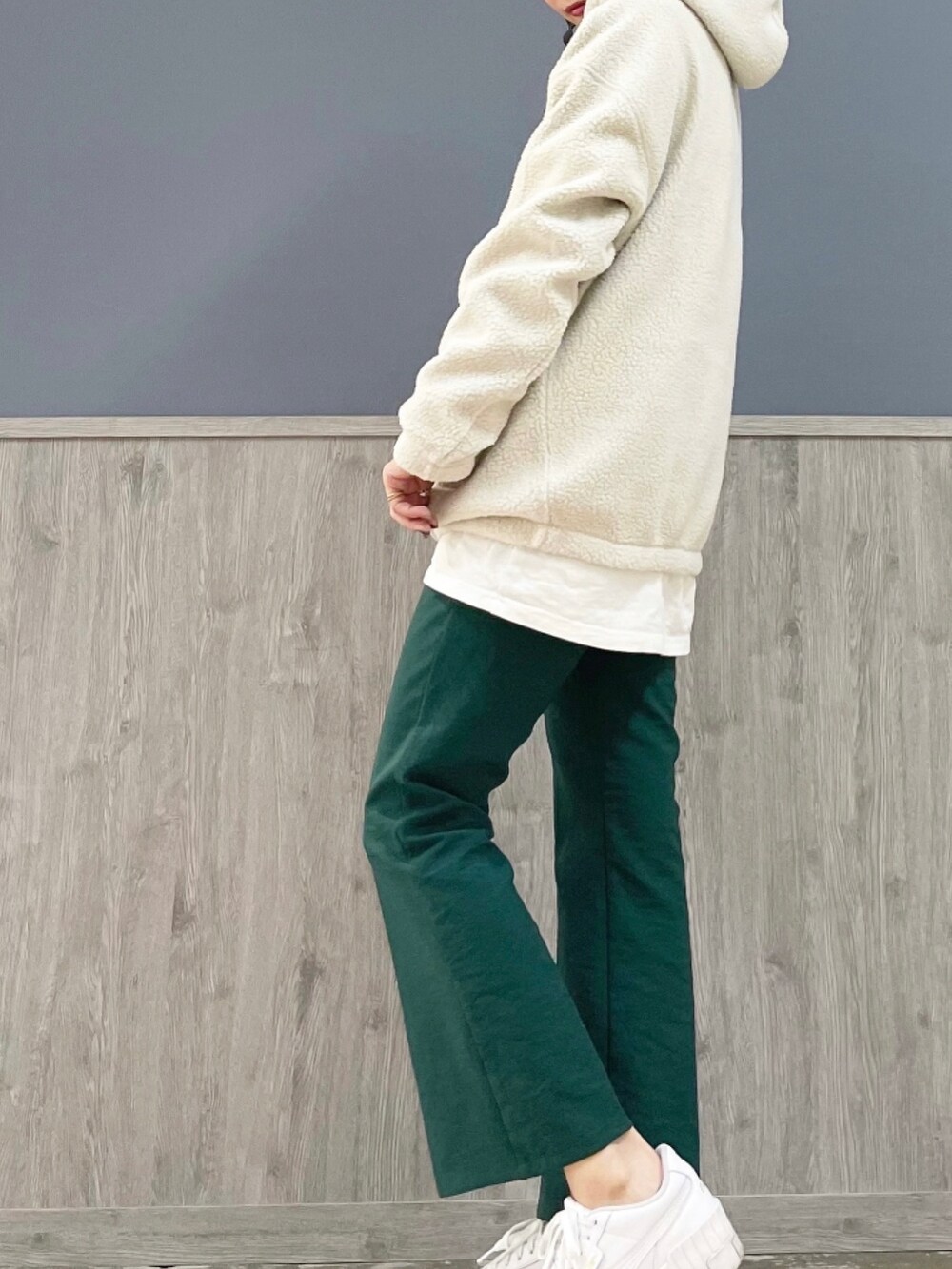 ホワイト系のトートバッグ、グリーン系のスラックス、グレー系のパーカーを着用したレディースの秋コーディネートの2枚目の写真