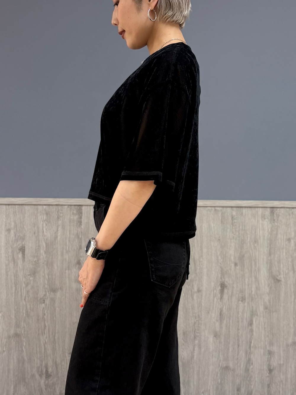 ブラック系のTシャツ/カットソー、ホワイト系のタンクトップ、ブラック系のデニムパンツを着用したレディースの秋コーディネートの4枚目の写真