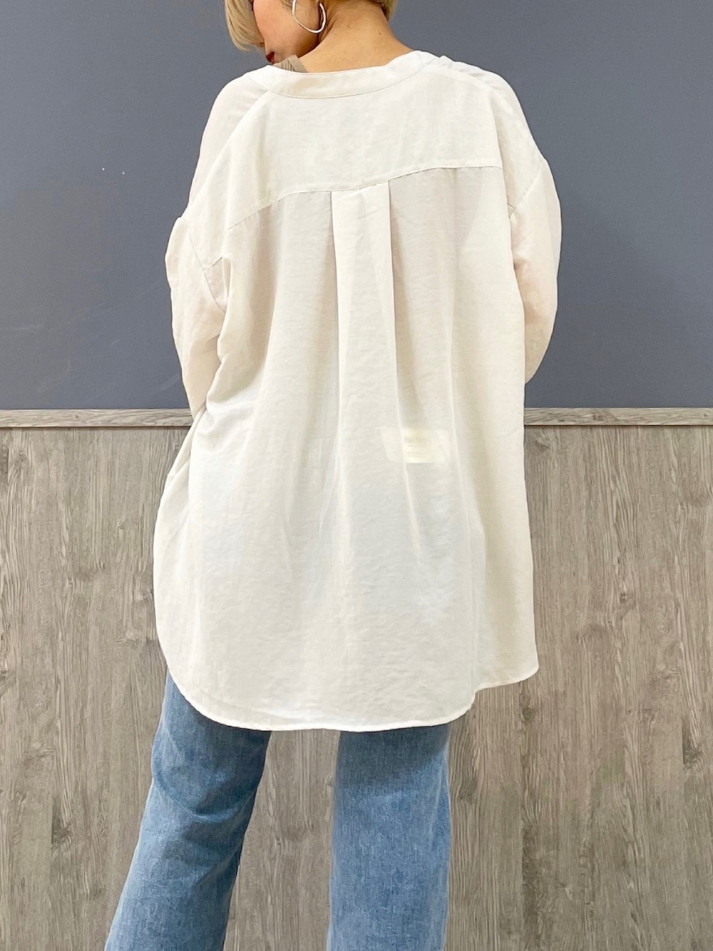 ブルー系のデニムパンツ、ベージュ系のショルダーバッグ、ベージュ系のタンクトップを着用したレディースの春コーディネートの4枚目の写真