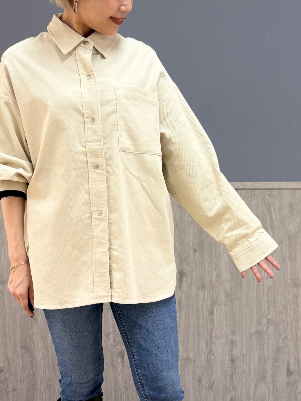 ホワイト系のシャツ/ブラウス、ブルー系のその他パンツ、ブラック系のTシャツ/カットソーを着用したレディースの秋コーディネートの2枚目の写真