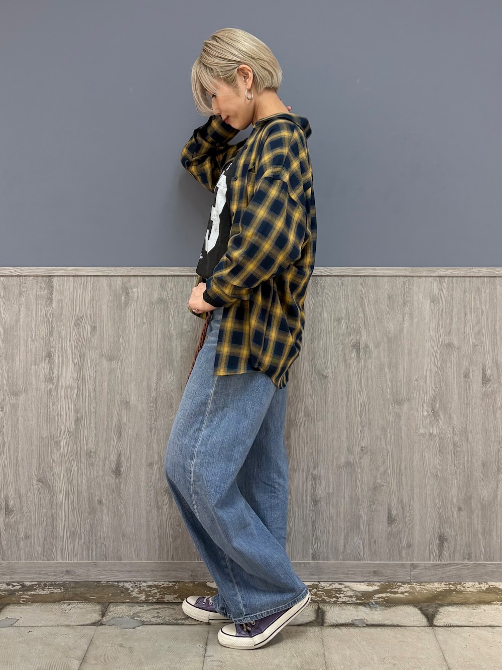 ブルー系のシャツ/ブラウス、グレー系のTシャツ/カットソー、ブルー系のデニムパンツを着用したレディースの秋コーディネートの5枚目の写真