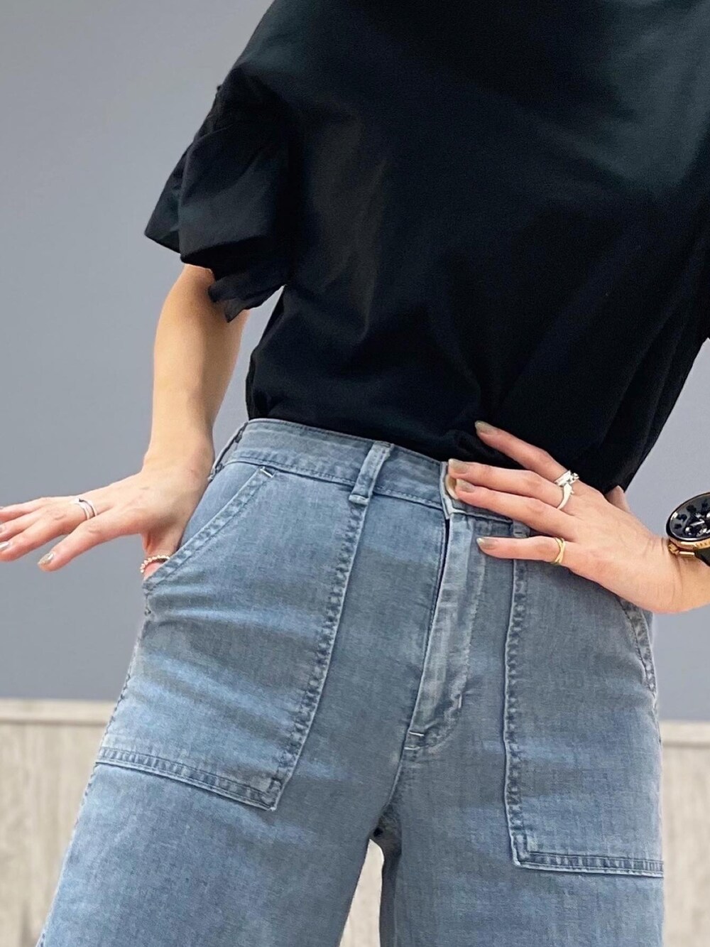 ブラック系のTシャツ/カットソー、ホワイト系のショルダーバッグ、ブルー系のデニムパンツを着用したレディースの春コーディネートの3枚目の写真