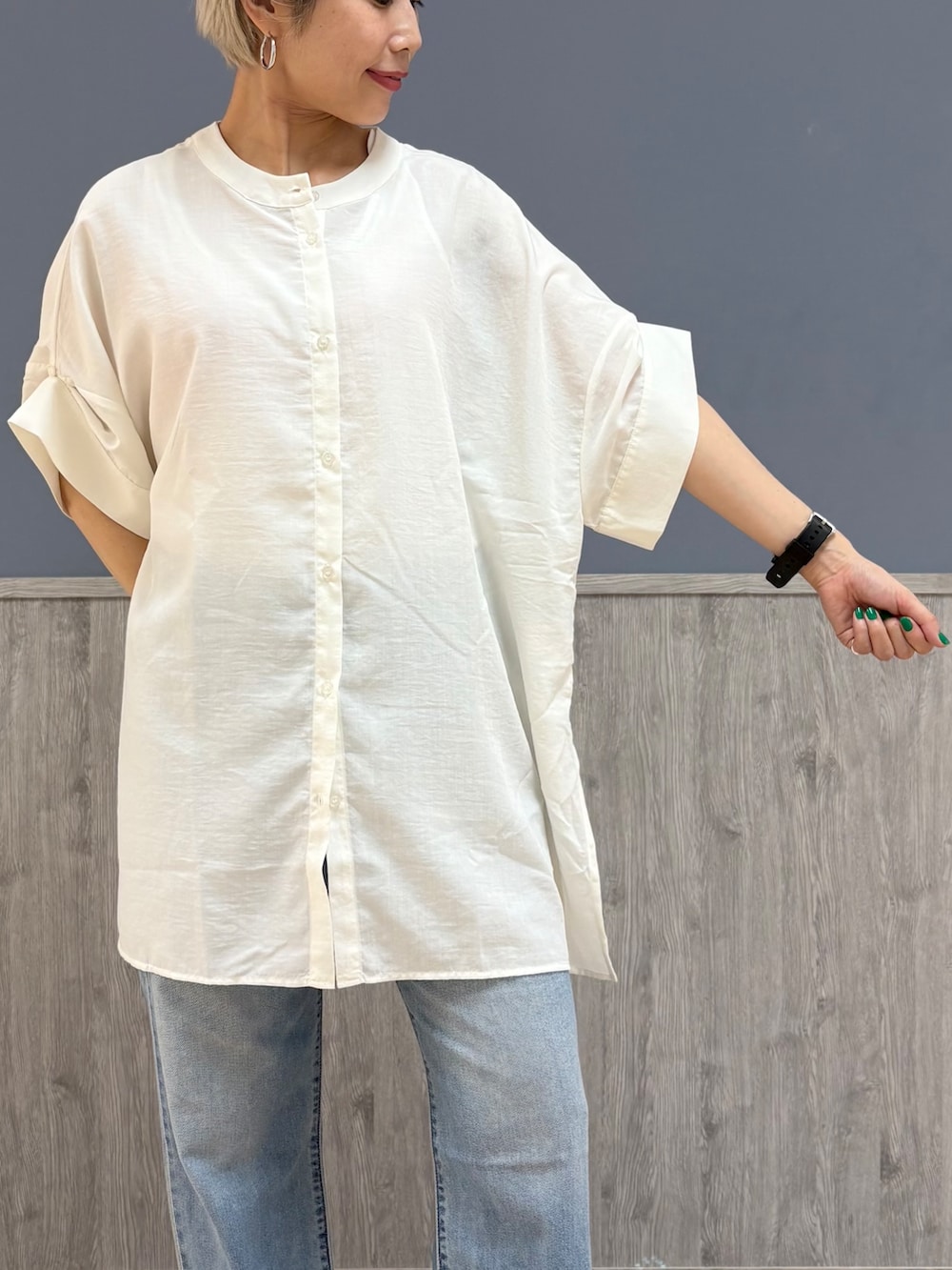 ブルー系のデニムパンツ、ブラック系のショルダーバッグ、ブラック系のキャップを着用したレディースの夏コーディネートの2枚目の写真