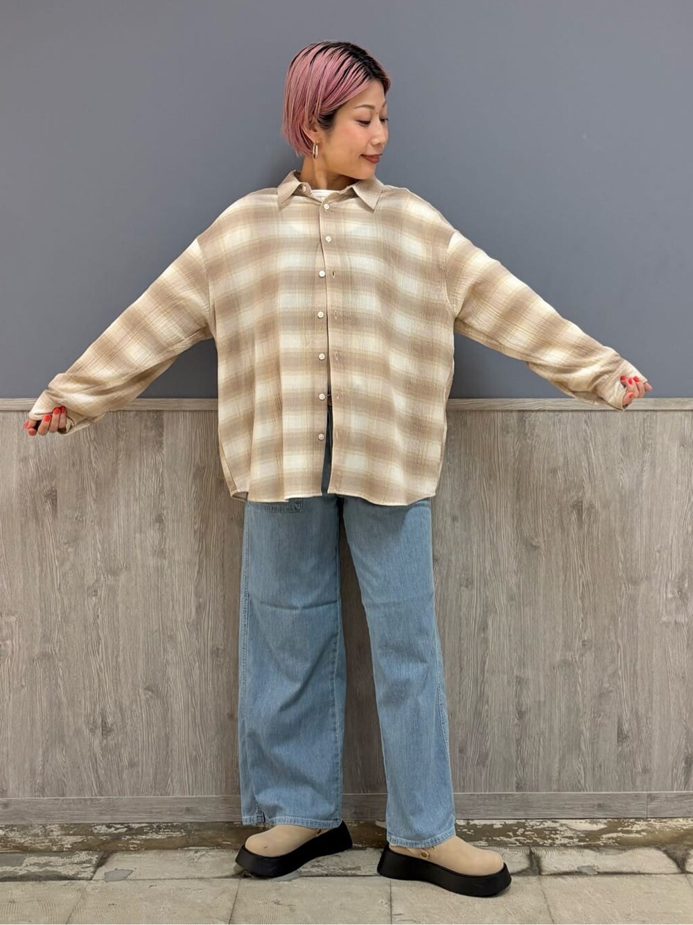 ベージュ系のシャツ/ブラウス、ホワイト系のTシャツ/カットソー、ブラウン系のベストを着用したレディースの春コーディネートの4枚目の写真