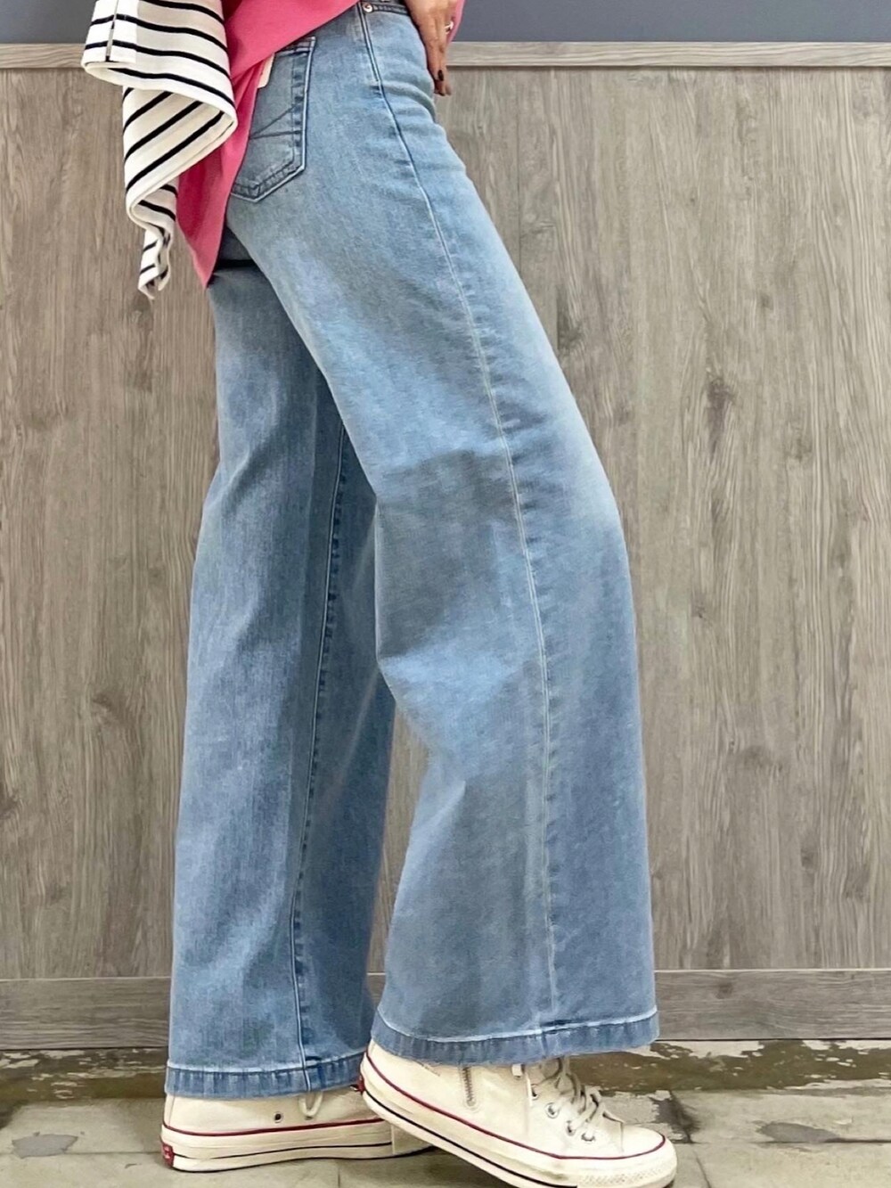 ブルー系のデニムパンツ、グレー系のショルダーバッグ、ピンク系のTシャツ/カットソーを着用したレディースの春コーディネートの5枚目の写真