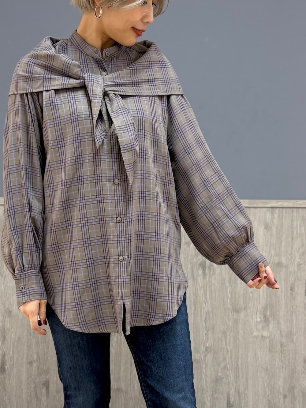 ブラウン系のシャツ/ブラウス、ブルー系のその他パンツ、ブラック系のショルダーバッグを着用したレディースの秋コーディネートの6枚目の写真