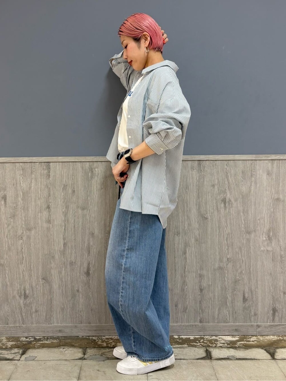 ホワイト系のシャツ/ブラウス、ホワイト系のTシャツ/カットソー、ブルー系のデニムパンツを着用したレディースの春コーディネートの6枚目の写真