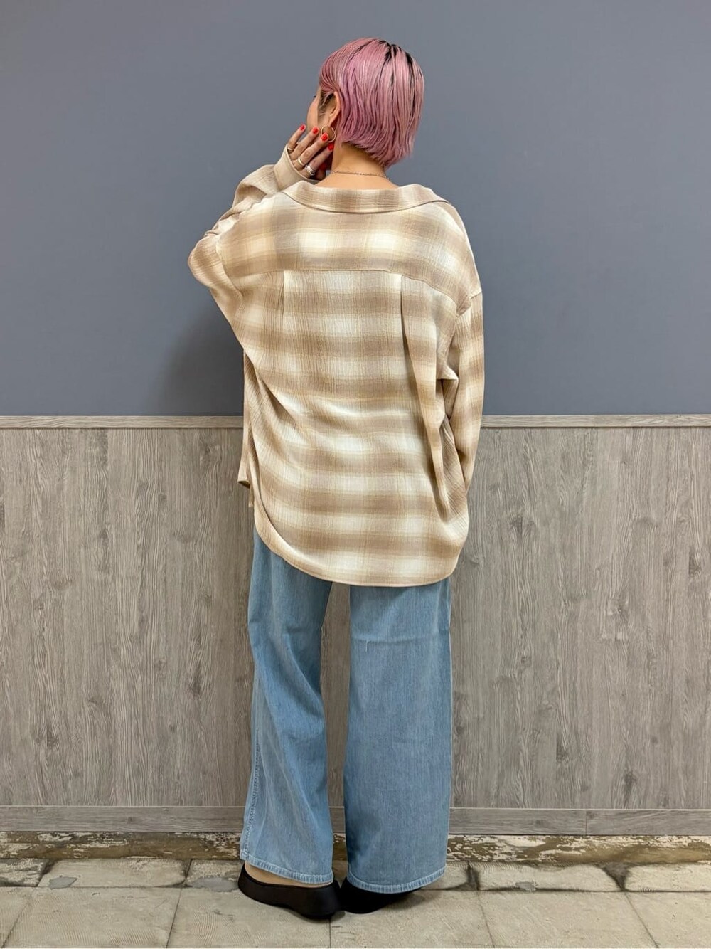 ベージュ系のシャツ/ブラウス、ホワイト系のTシャツ/カットソー、ブラウン系のベストを着用したレディースの春コーディネートの7枚目の写真