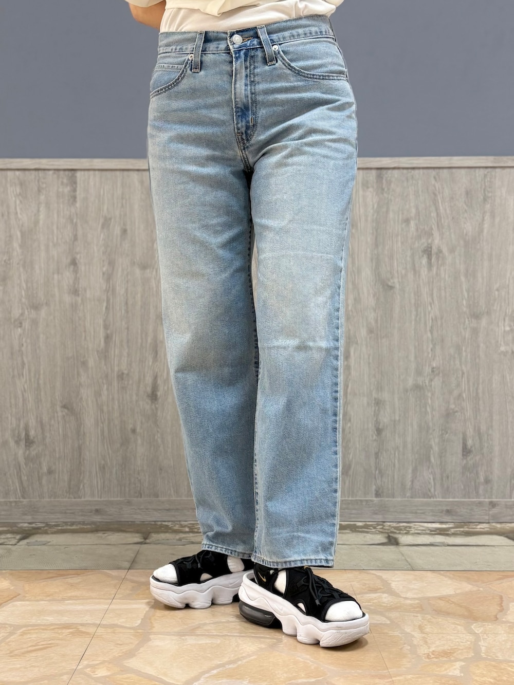 ブルー系のデニムパンツ、ブラック系のショルダーバッグ、ブラック系のキャップを着用したレディースの夏コーディネートの7枚目の写真