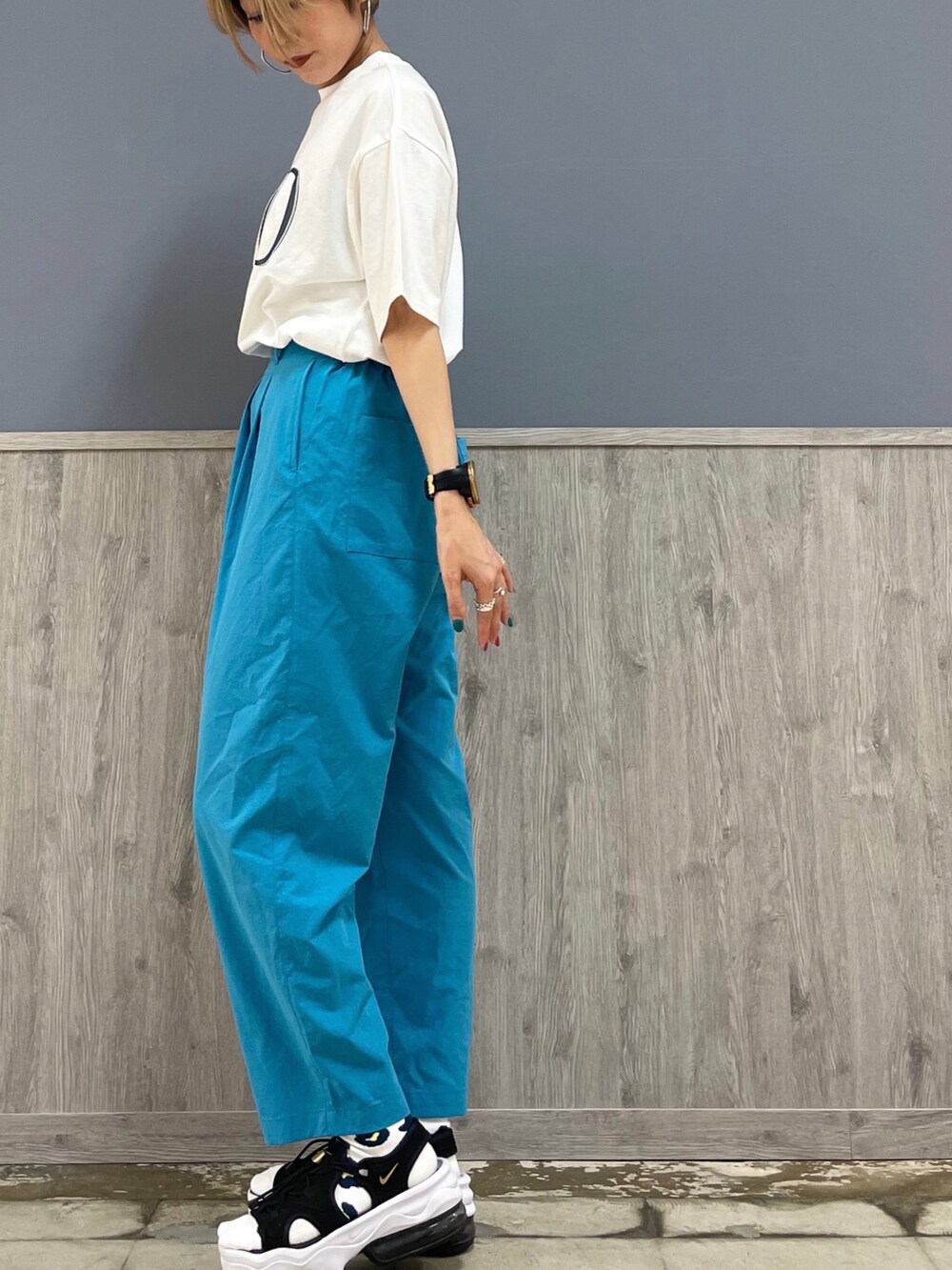 ホワイト系のTシャツ/カットソー、ブルー系のその他パンツ、ブラック系のトートバッグを着用したレディースの夏コーディネートの3枚目の写真
