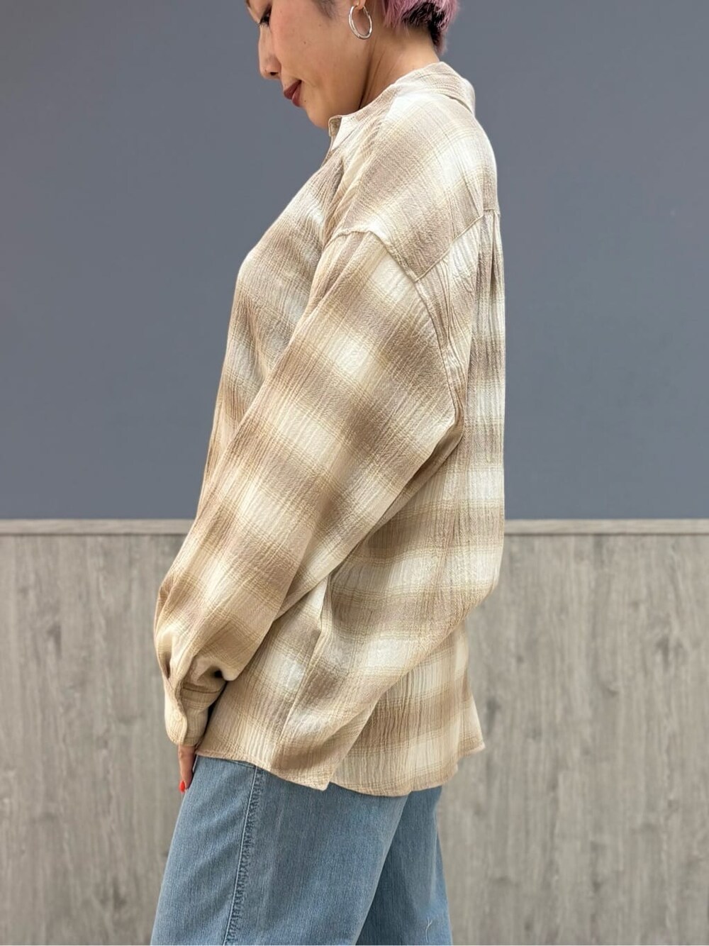ベージュ系のシャツ/ブラウス、ホワイト系のTシャツ/カットソー、ブラウン系のベストを着用したレディースの春コーディネートの6枚目の写真