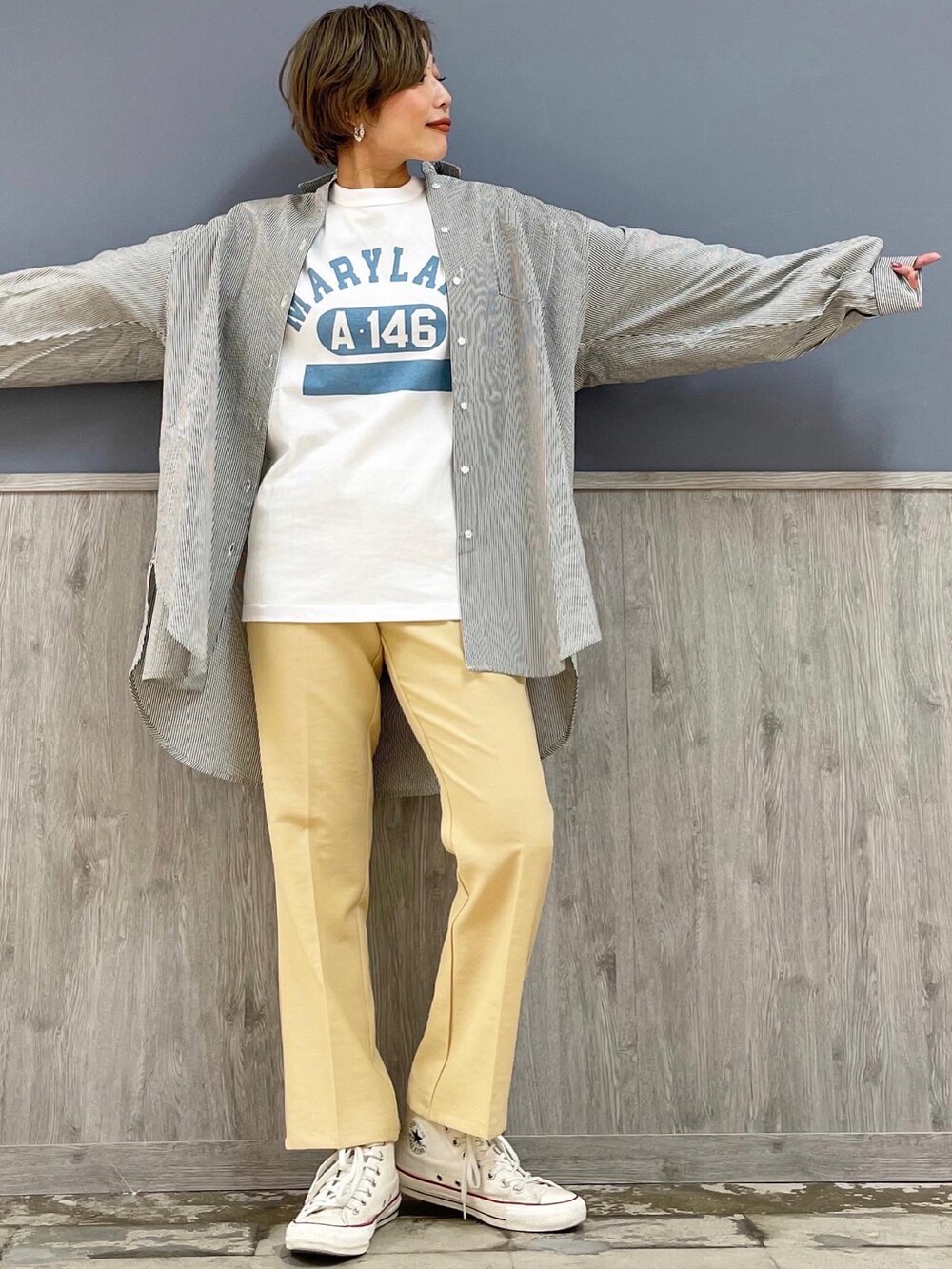 シルバー系のショルダーバッグ、ホワイト系のジャケット/アウター、ブルー系のシャツ/ブラウスを着用したレディースの冬コーディネートの4枚目の写真