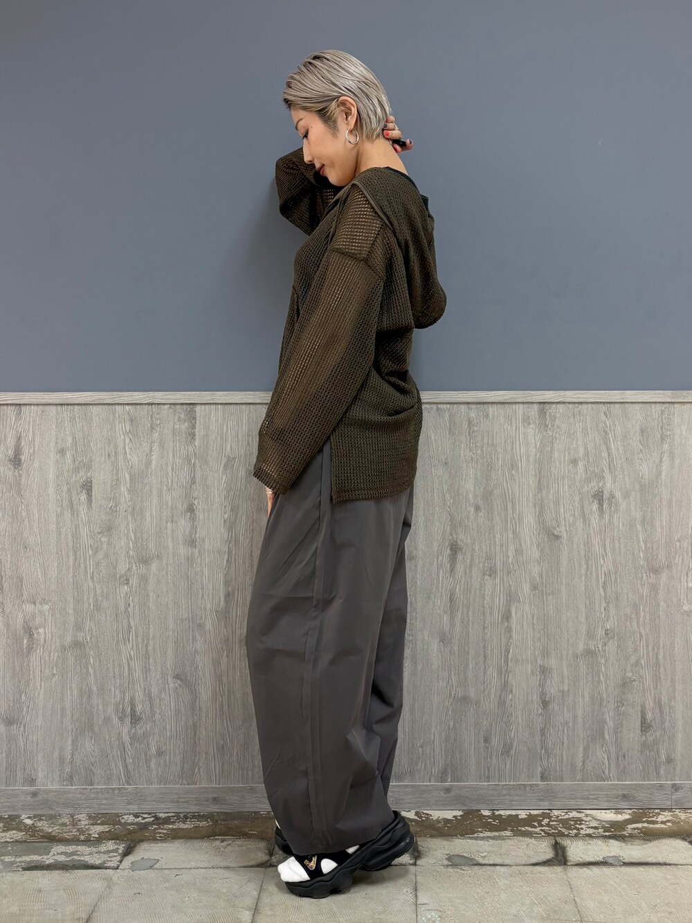 ブラウン系のTシャツ/カットソー、ブラック系のタンクトップ、グレー系のその他パンツを着用したレディースの秋コーディネートの4枚目の写真