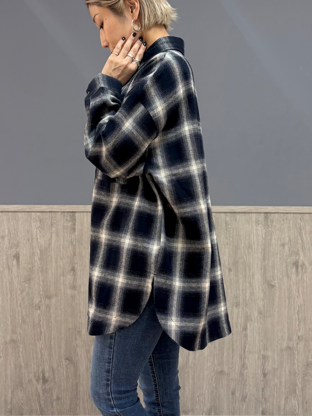ブルー系のシャツ/ブラウス、ブルー系のその他パンツ、ブラック系のブーツを着用したレディースの秋コーディネートの6枚目の写真