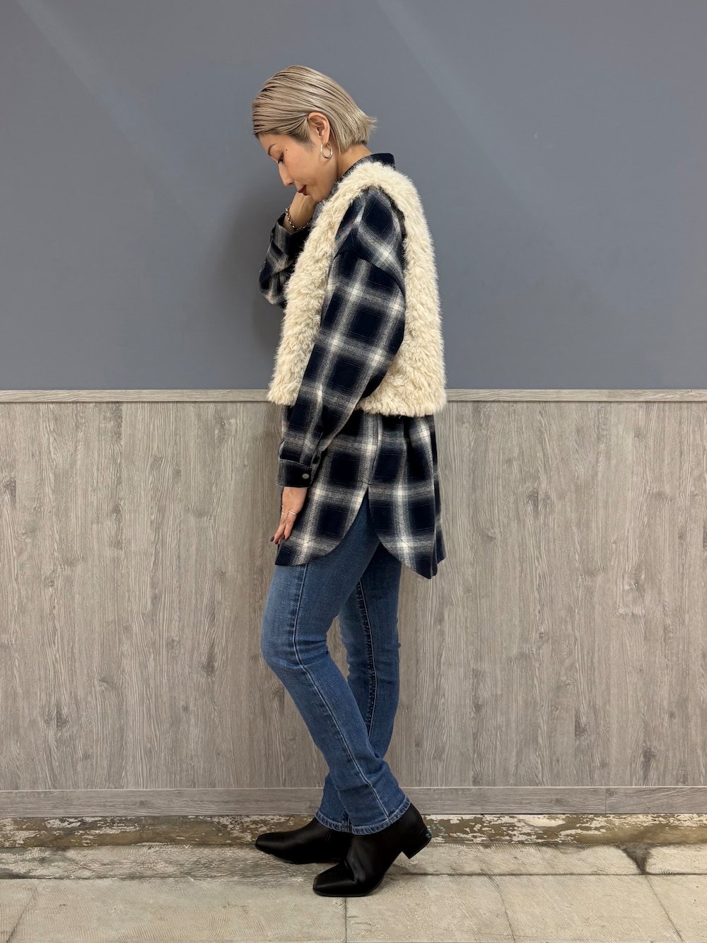 ブルー系のシャツ/ブラウス、ブルー系のその他パンツ、ブラック系のブーツを着用したレディースの秋コーディネートの5枚目の写真