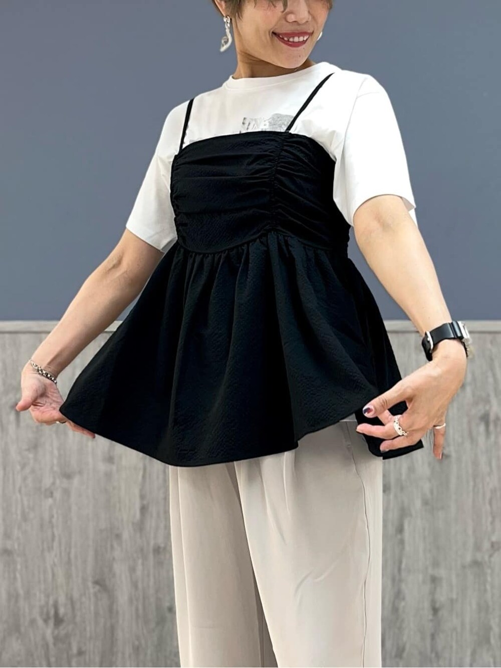 ブラック系のその他トップス、その他のTシャツ/カットソー、ベージュ系のその他パンツを着用したレディースの春コーディネートの2枚目の写真