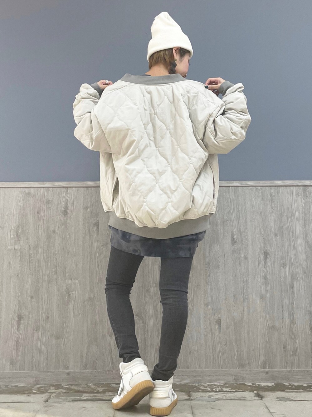 ブラック系のパンツ、ブラック系のスウェット、ベージュ系のMA-1を着用したレディースの秋コーディネートの2枚目の写真