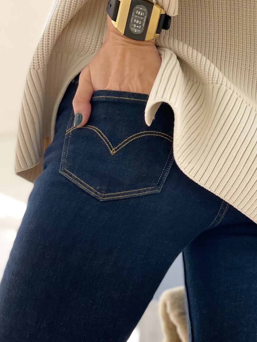 ホワイト系のニット/セーター、ブルー系のその他パンツを着用したレディースの秋コーディネートの5枚目の写真