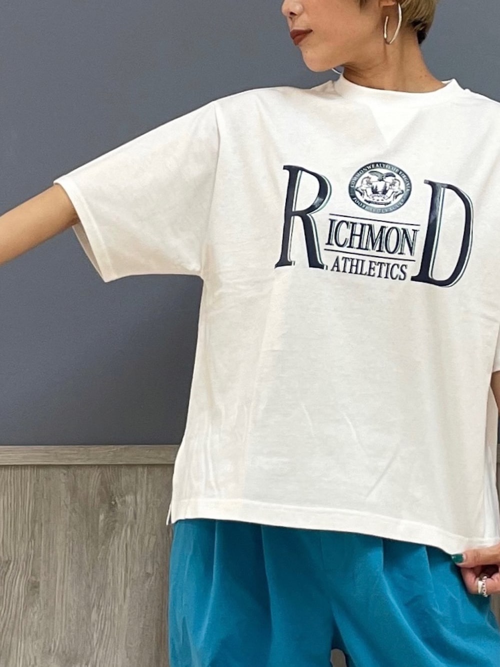 ホワイト系のTシャツ/カットソー、ブルー系のその他パンツ、ブラック系のトートバッグを着用したレディースの夏コーディネートの4枚目の写真