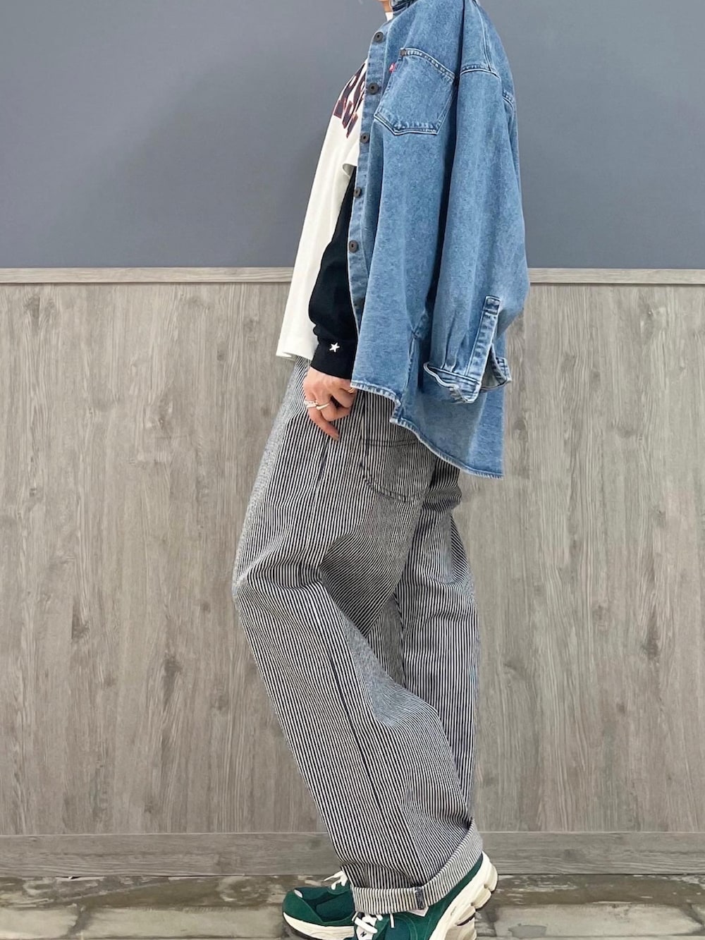 その他のその他パンツ、ブルー系のジャケット/アウター、ホワイト系のTシャツ/カットソーを着用したレディースの春コーディネートの3枚目の写真