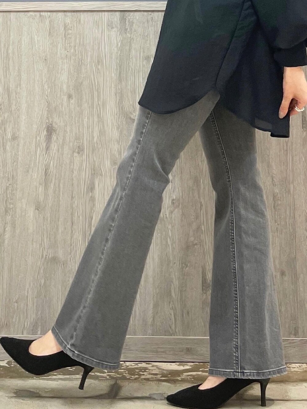 グレー系のデニムパンツ、ブラック系のショルダーバッグ、ブラック系のシャツ/ブラウスを着用したレディースの春コーディネートの3枚目の写真