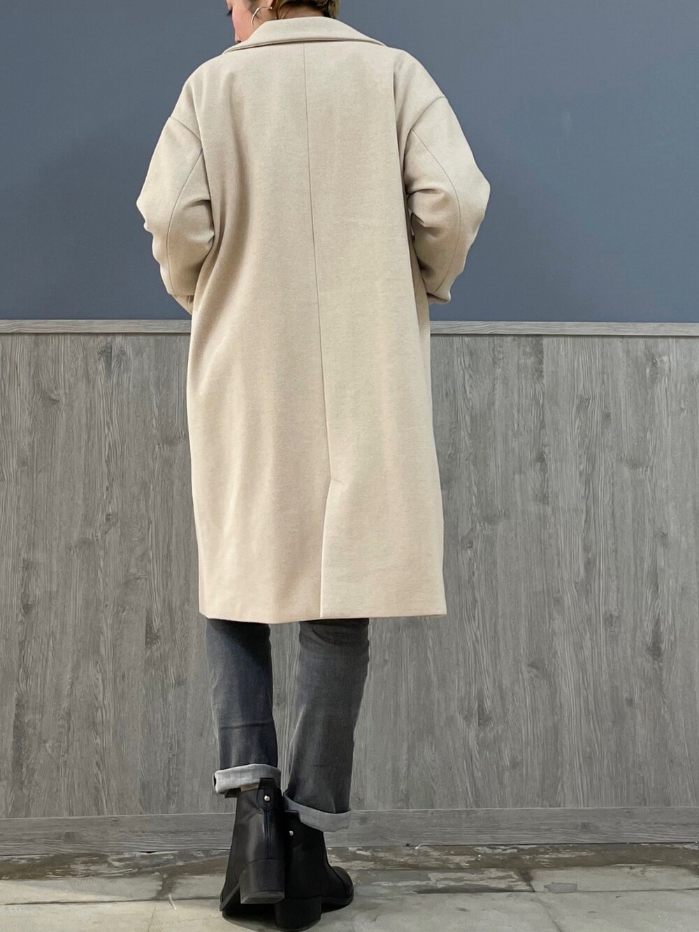 ブラック系のニット/セーター、グレー系のデニムパンツ、ブラック系のブーツを着用したレディースの冬コーディネートの3枚目の写真