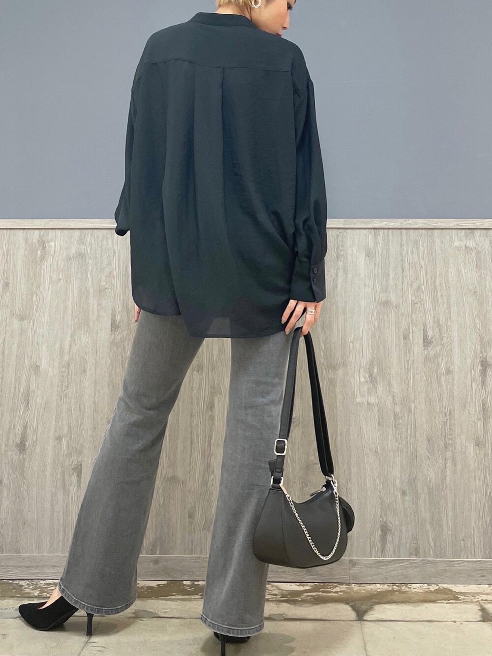 グレー系のデニムパンツ、ブラック系のショルダーバッグ、ブラック系のシャツ/ブラウスを着用したレディースの春コーディネートの4枚目の写真