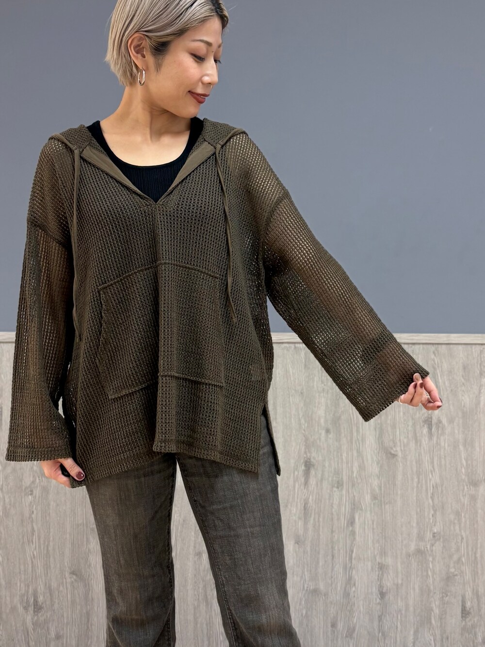 ブラウン系のTシャツ/カットソー、ブラック系のタンクトップ、ブラウン系のその他パンツを着用したレディースの秋コーディネートの2枚目の写真