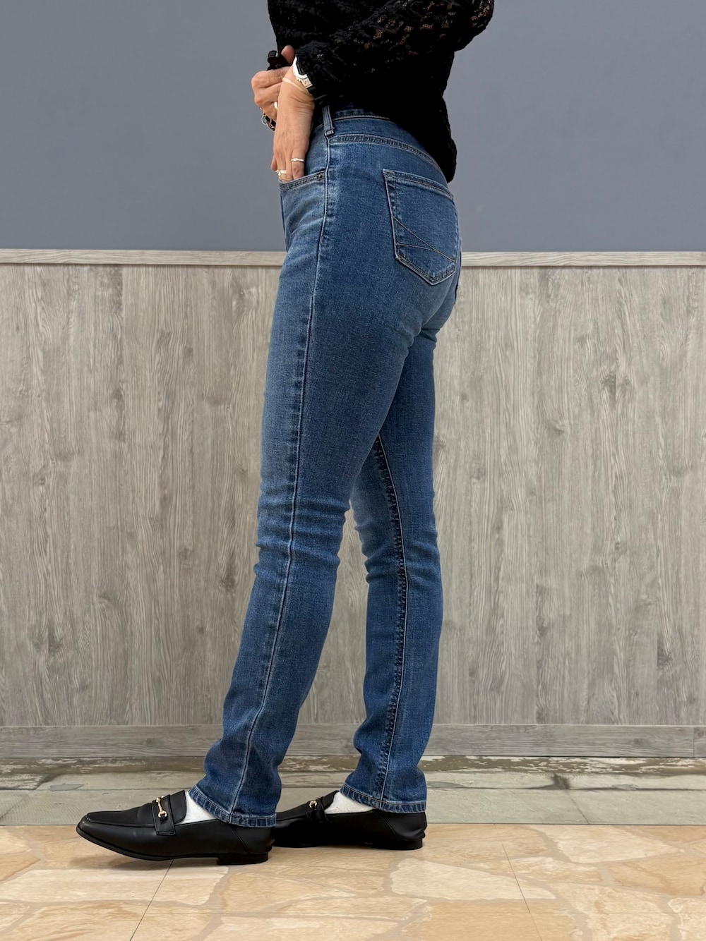 ホワイト系のシャツ/ブラウス、ブルー系のその他パンツ、ブラック系のTシャツ/カットソーを着用したレディースの秋コーディネートの8枚目の写真
