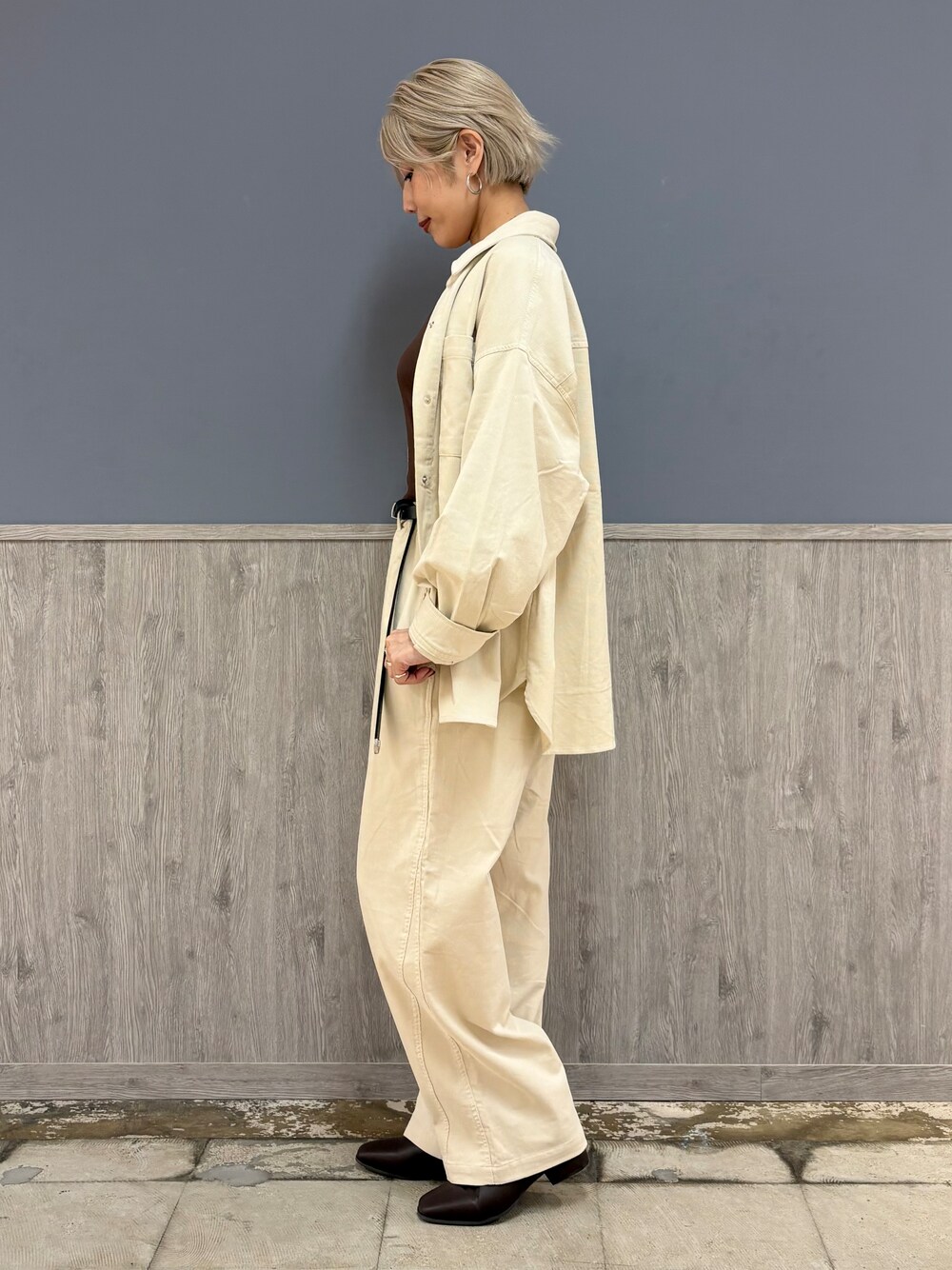 ホワイト系のシャツ/ブラウス、ホワイト系のその他パンツ、ブラウン系のタンクトップを着用したレディースの秋コーディネートの5枚目の写真