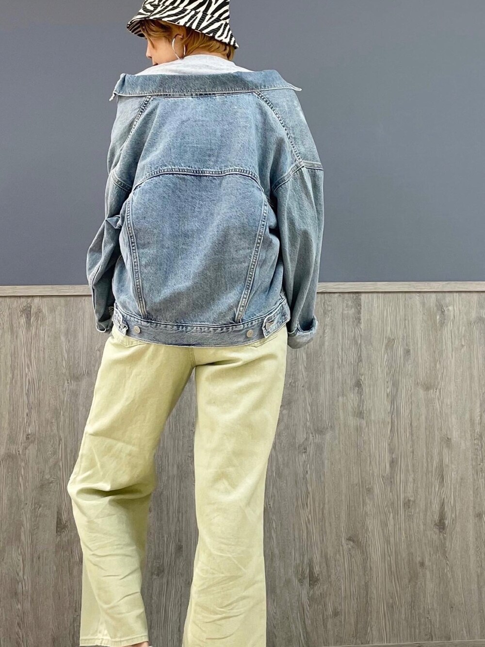 グリーン系のデニムパンツ、グレー系のTシャツ/カットソー、ブルー系のデニムジャケットを着用したレディースの春コーディネートの4枚目の写真