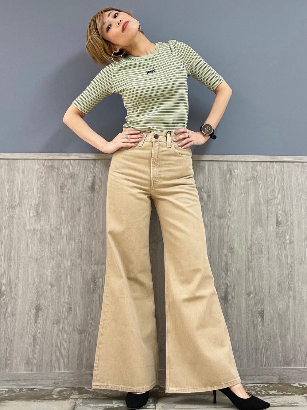 ブラック系のTシャツ/カットソー、ブルー系のシャツ/ブラウス、ベージュ系のパンツを着用したレディースの春コーディネートの4枚目の写真