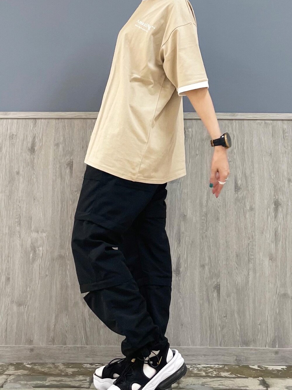 ブラック系のその他パンツ、ベージュ系のTシャツ/カットソー、ブラウン系のショルダーバッグを着用したレディースの夏コーディネートの4枚目の写真