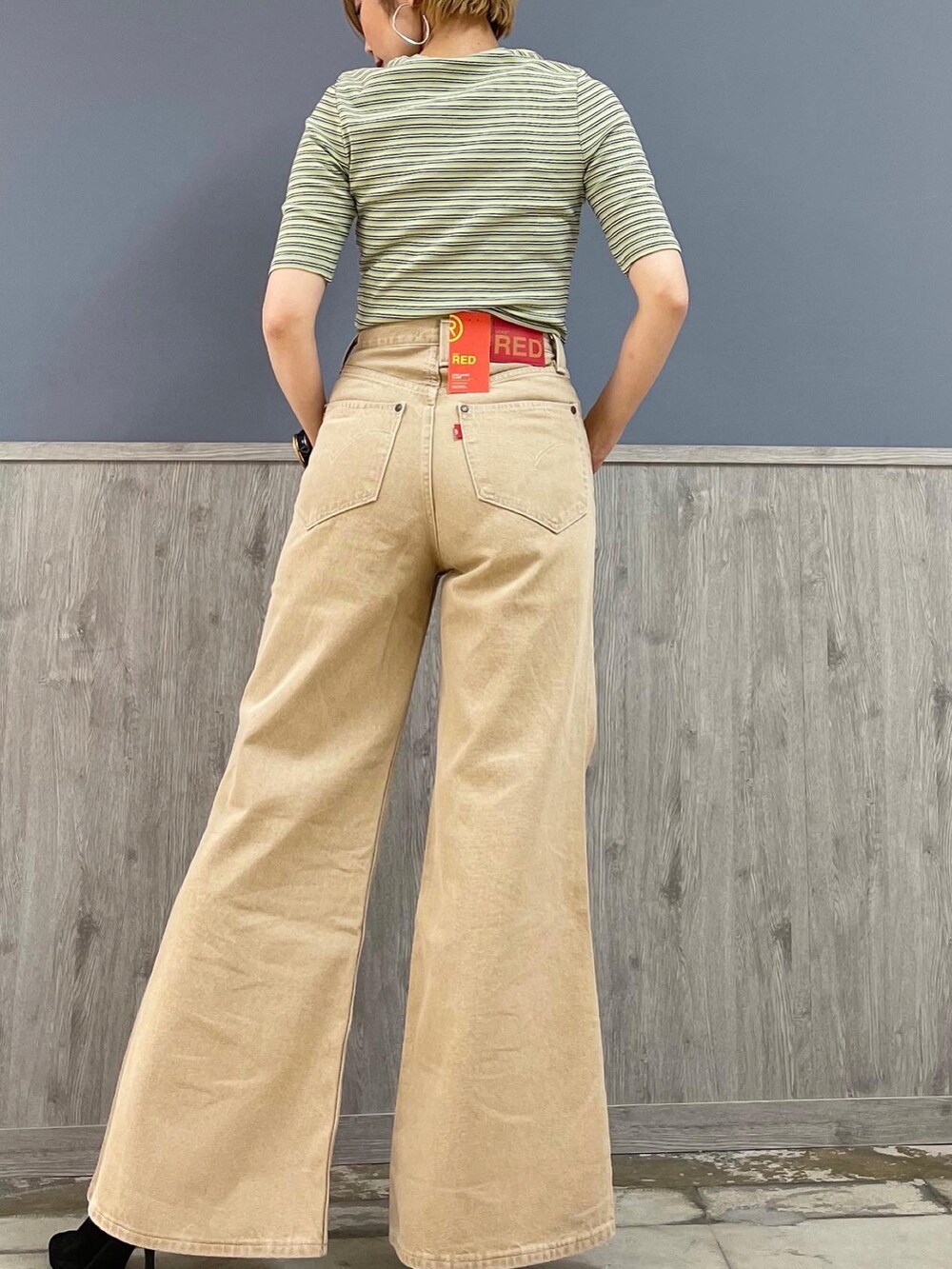 ブラック系のTシャツ/カットソー、ブルー系のシャツ/ブラウス、ベージュ系のパンツを着用したレディースの春コーディネートの2枚目の写真