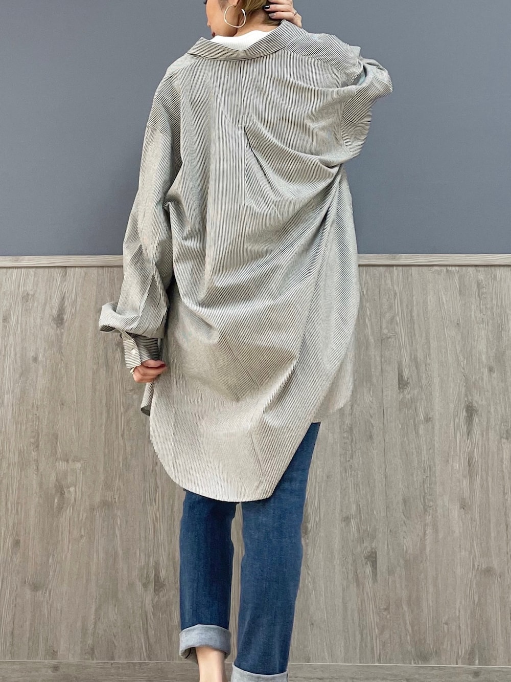 ブルー系のデニムパンツ、ブルー系のシャツ/ブラウス、ホワイト系のTシャツ/カットソーを着用したレディースの春コーディネートの3枚目の写真