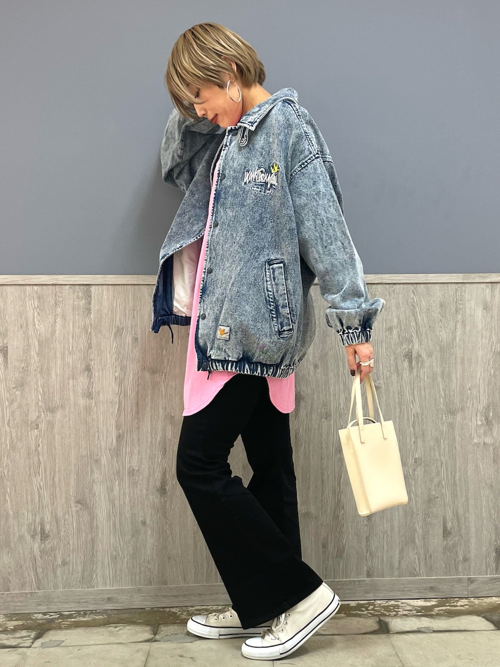 ブラック系のその他パンツ、ブルー系のデニムジャケット、ピンク系のトップスを着用したレディースの冬コーディネートの4枚目の写真