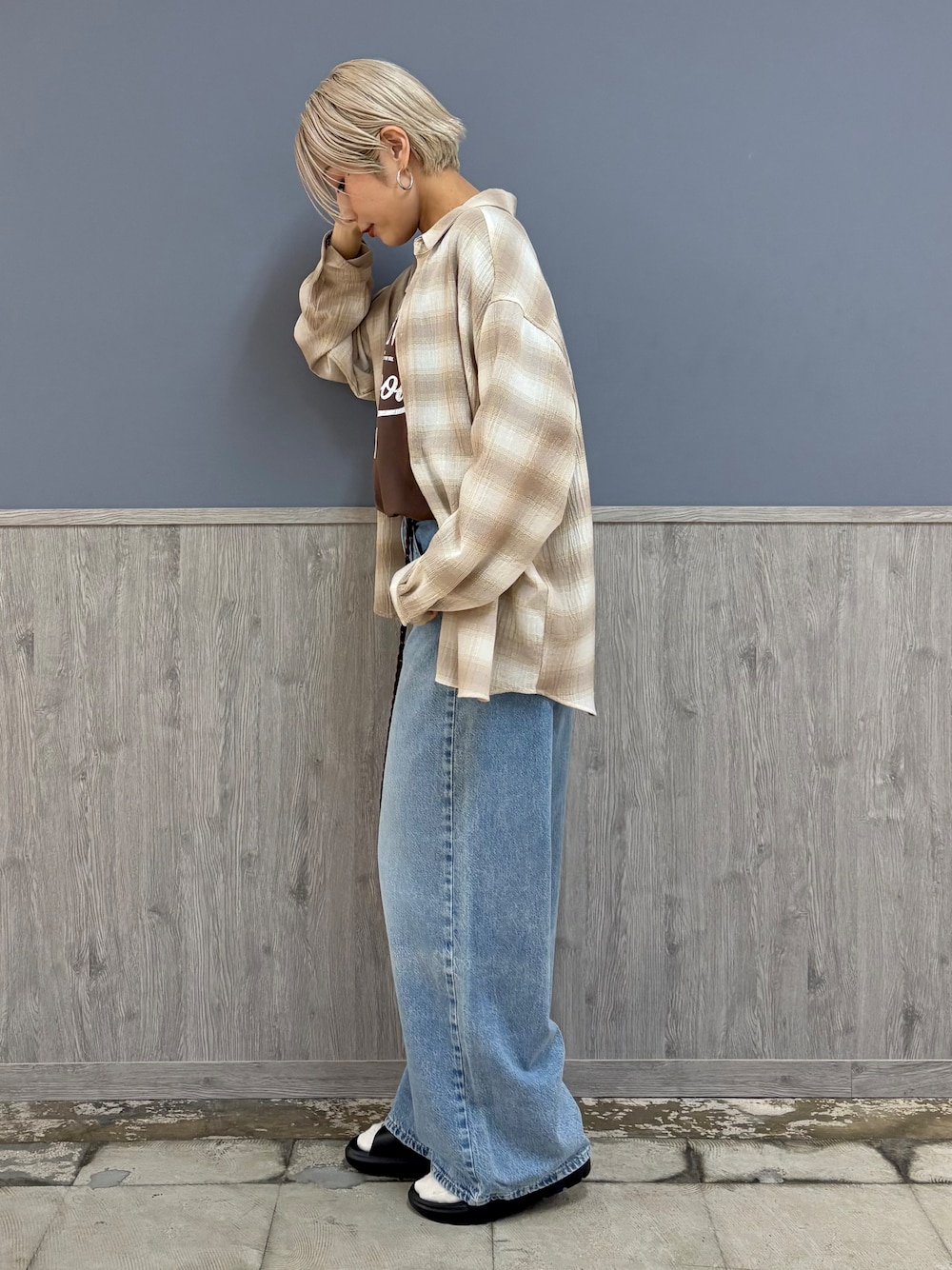 ベージュ系のシャツ/ブラウス、ブラウン系のTシャツ/カットソー、ブルー系のその他パンツを着用したレディースの夏コーディネートの4枚目の写真