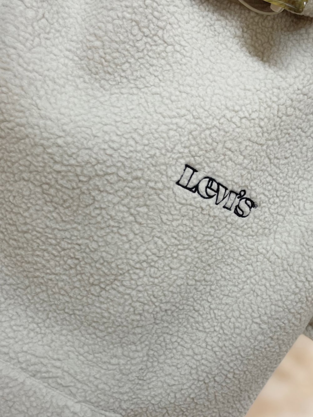 ホワイト系のトートバッグ、グリーン系のスラックス、グレー系のパーカーを着用したレディースの秋コーディネートの4枚目の写真