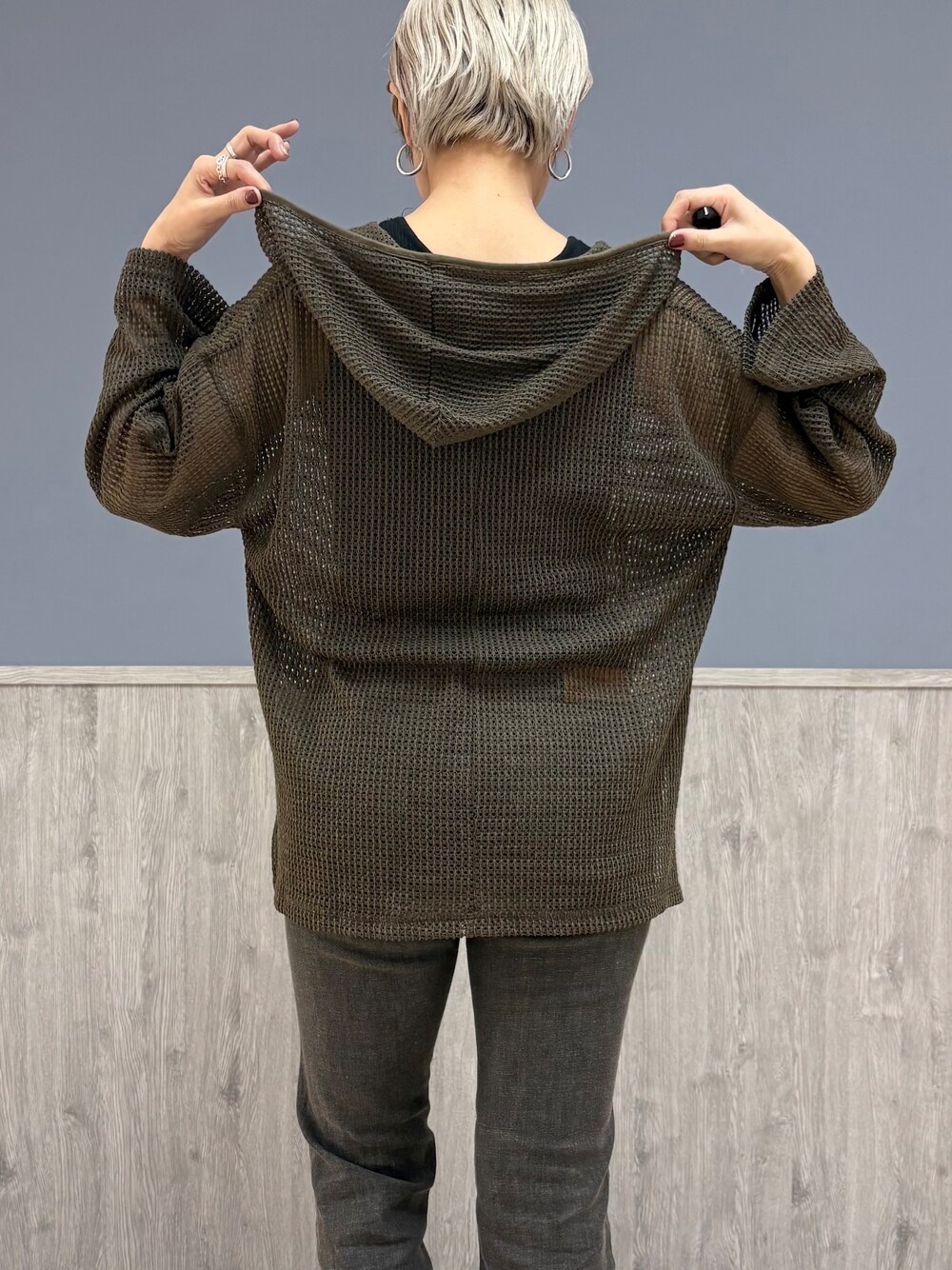 ブラウン系のTシャツ/カットソー、ブラック系のタンクトップ、ブラウン系のその他パンツを着用したレディースの秋コーディネートの7枚目の写真