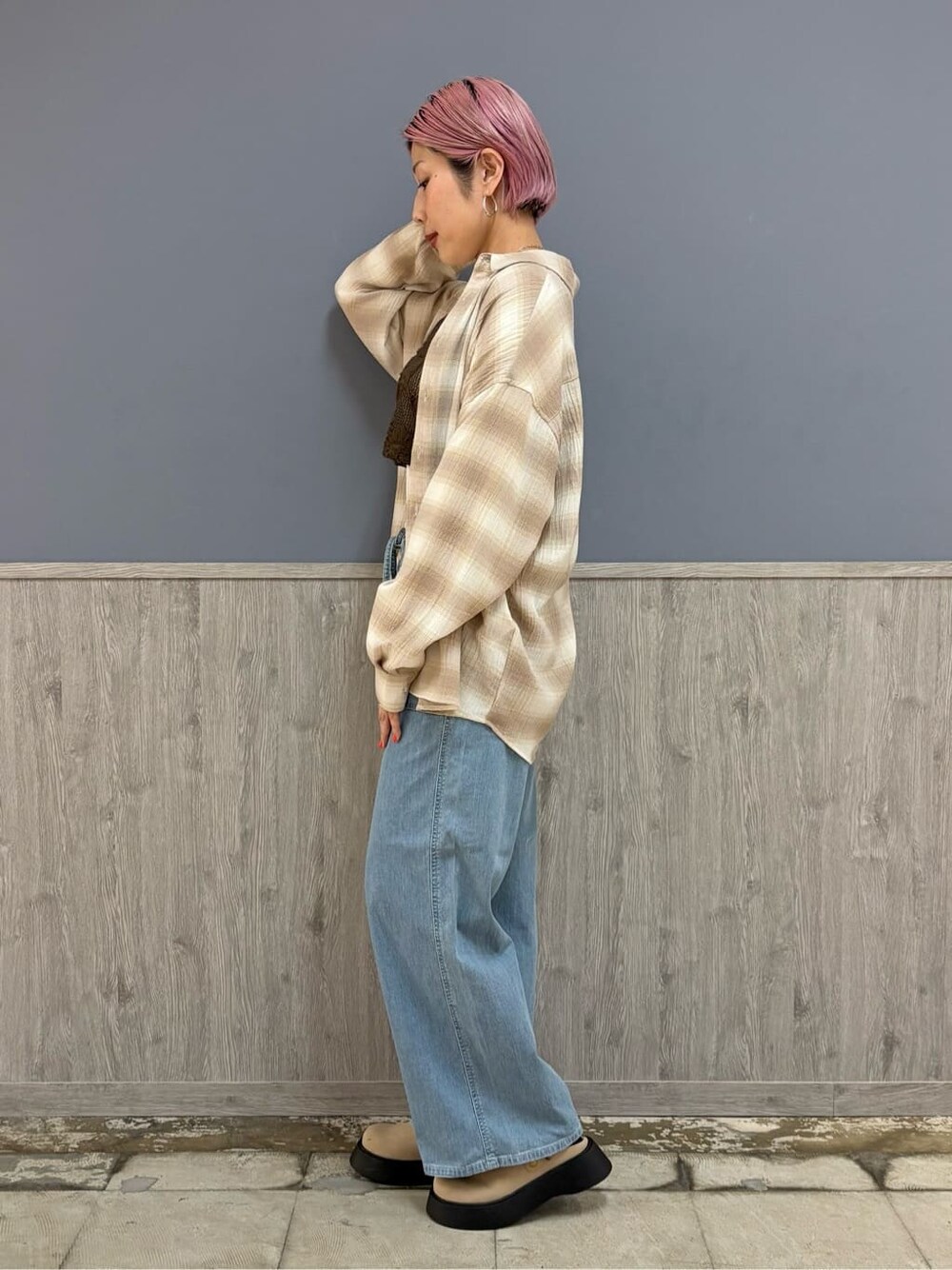 ベージュ系のシャツ/ブラウス、ホワイト系のTシャツ/カットソー、ブラウン系のベストを着用したレディースの春コーディネートの5枚目の写真