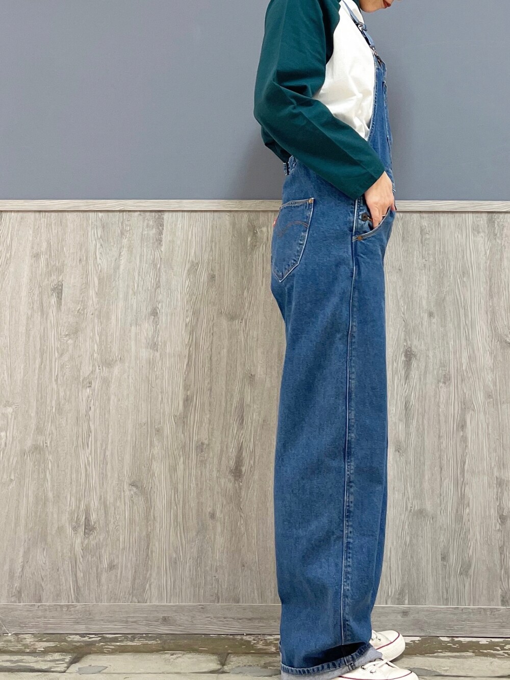 ホワイト系のカバーオール、ブルー系のサロペット/オーバーオール、グリーン系のTシャツ/カットソーを着用したレディースの春コーディネートの4枚目の写真