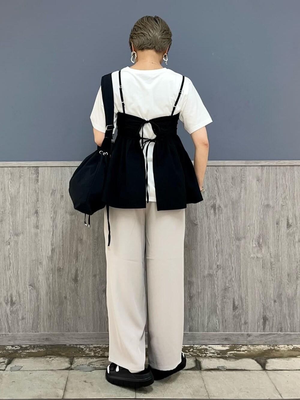 ブラック系のその他トップス、その他のTシャツ/カットソー、ベージュ系のその他パンツを着用したレディースの春コーディネートの5枚目の写真