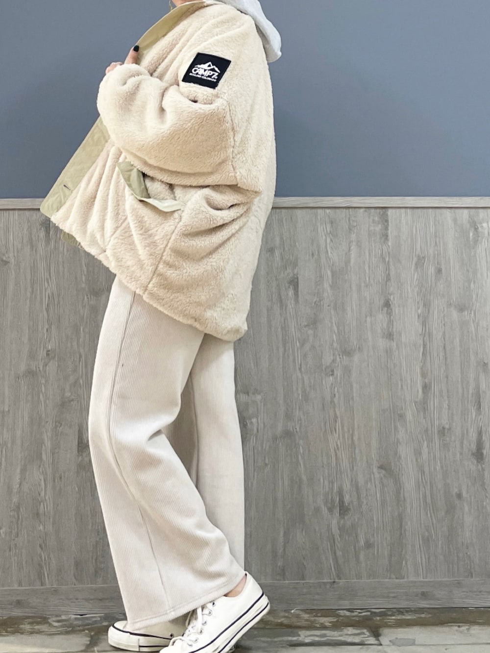 グレー系のその他パンツ、ホワイト系のスニーカー、ホワイト系のその他アウターを着用したレディースの秋コーディネートの3枚目の写真