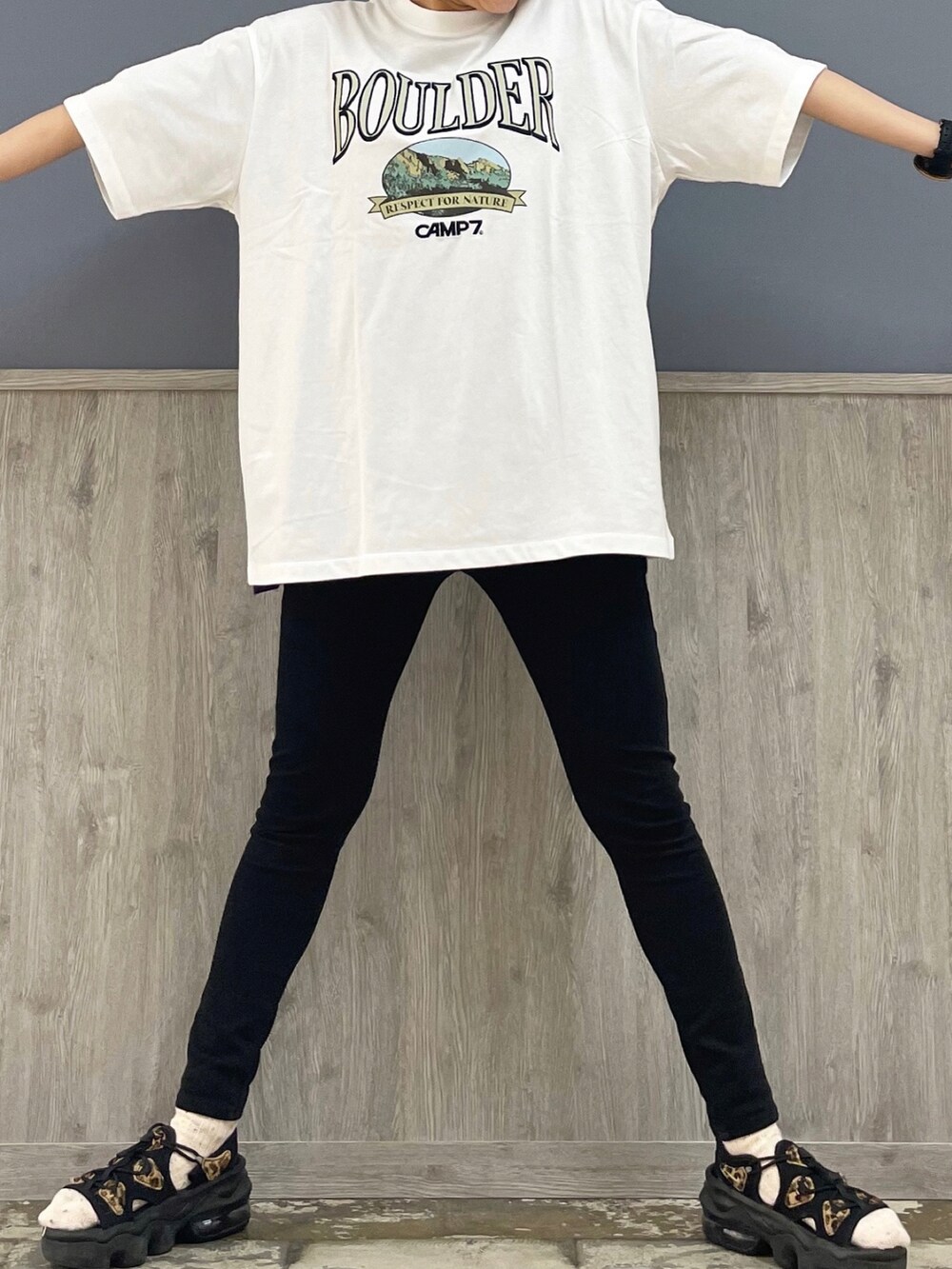 ブラック系のその他パンツ、ブラック系のショルダーバッグ、ホワイト系のTシャツ/カットソーを着用したレディースの夏コーディネートの3枚目の写真