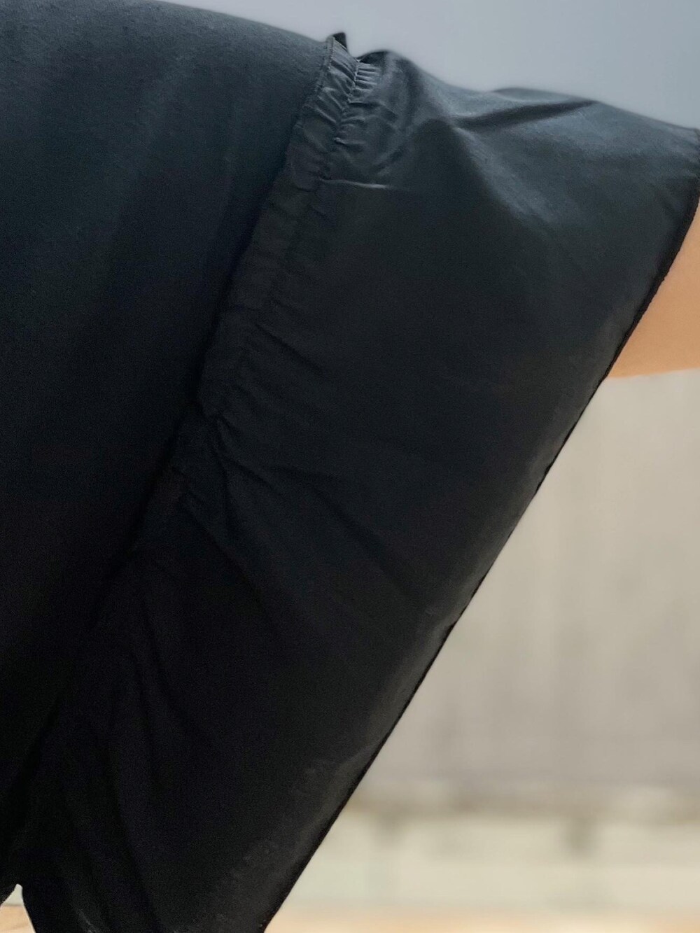 ブラック系のTシャツ/カットソー、ホワイト系のショルダーバッグ、ブルー系のデニムパンツを着用したレディースの春コーディネートの5枚目の写真