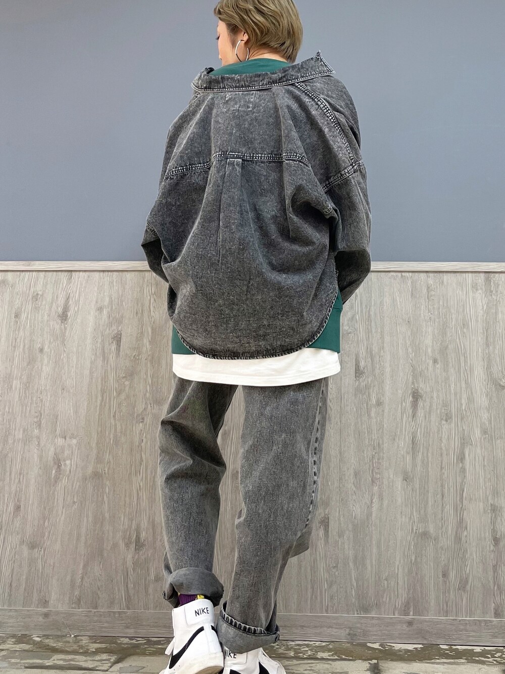 ブラック系のデニムパンツ、グリーン系のスウェット、ホワイト系のTシャツ/カットソーを着用したレディースの冬コーディネートの3枚目の写真